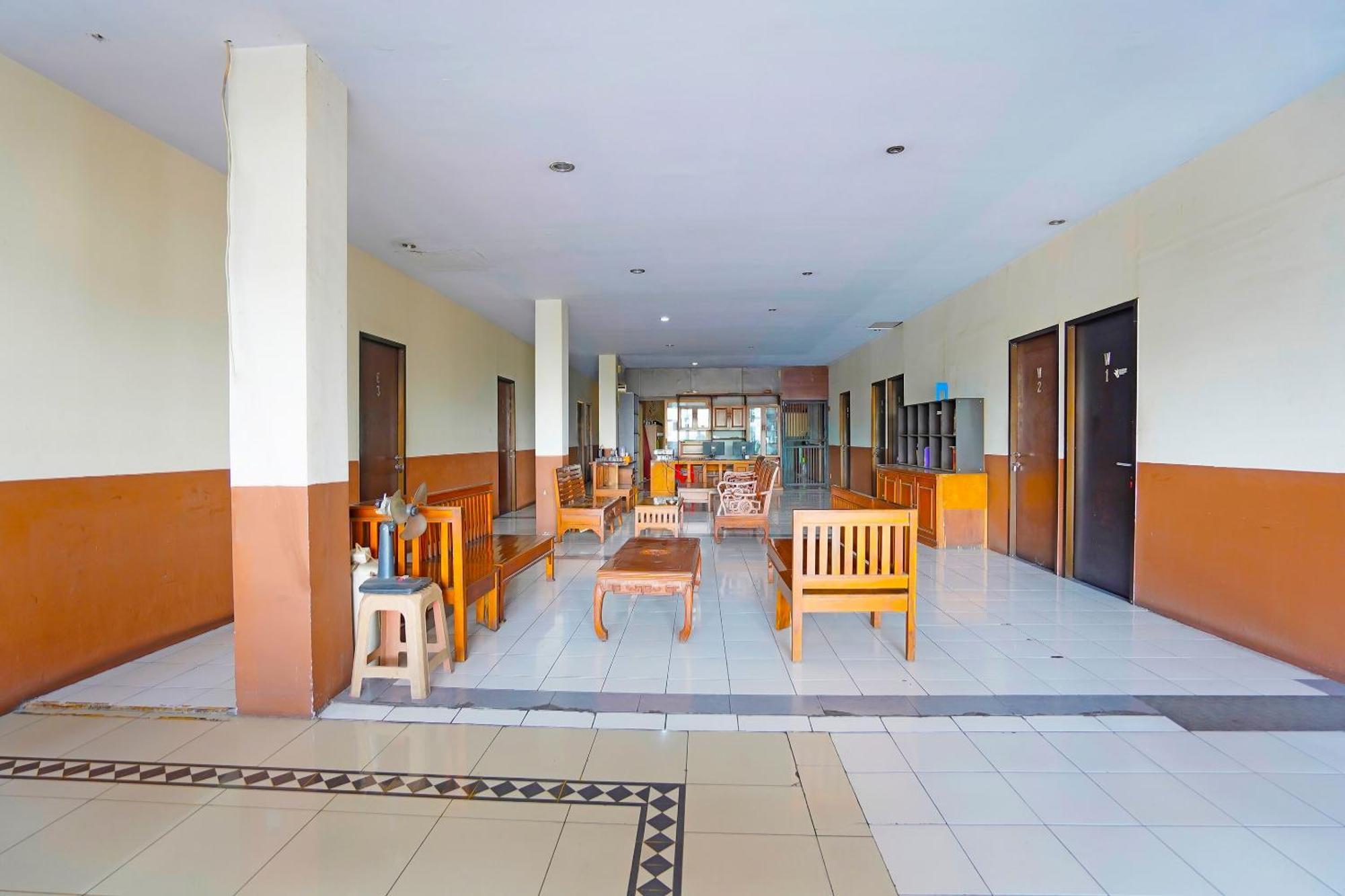 Oyo 91415 De Wijaya Hotel Sidoarjo Kültér fotó